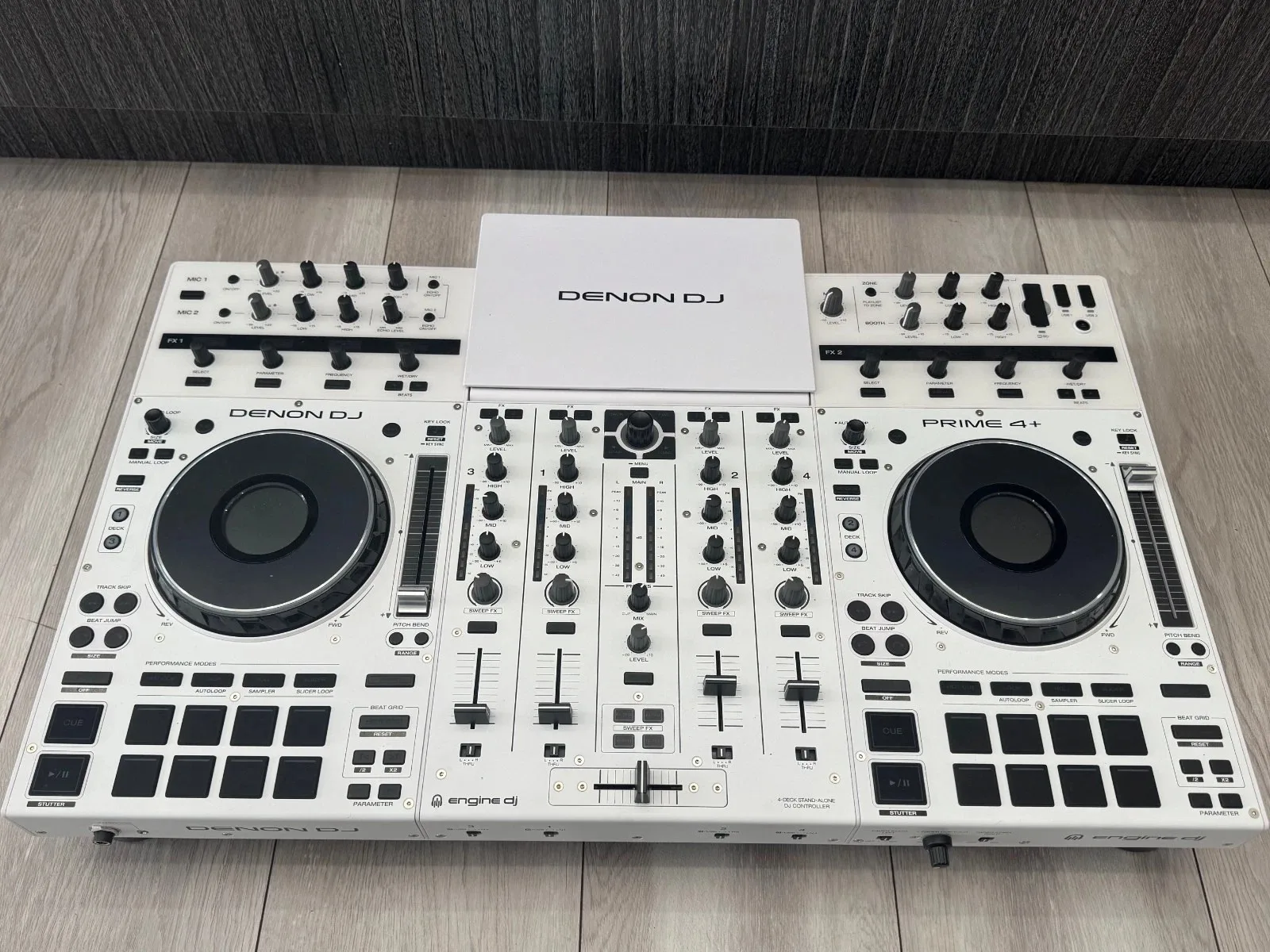 صفقة ساخنة لجهاز Denon Dj Prime 4 White الجديد - إصدار محدود من وحدة تحكم Dj المستقلة اشتر 2 واحصل على 1 مجانًا