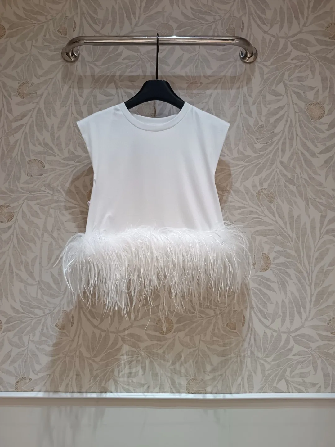 

Thick ostrich feather pure white vest T-shirt
