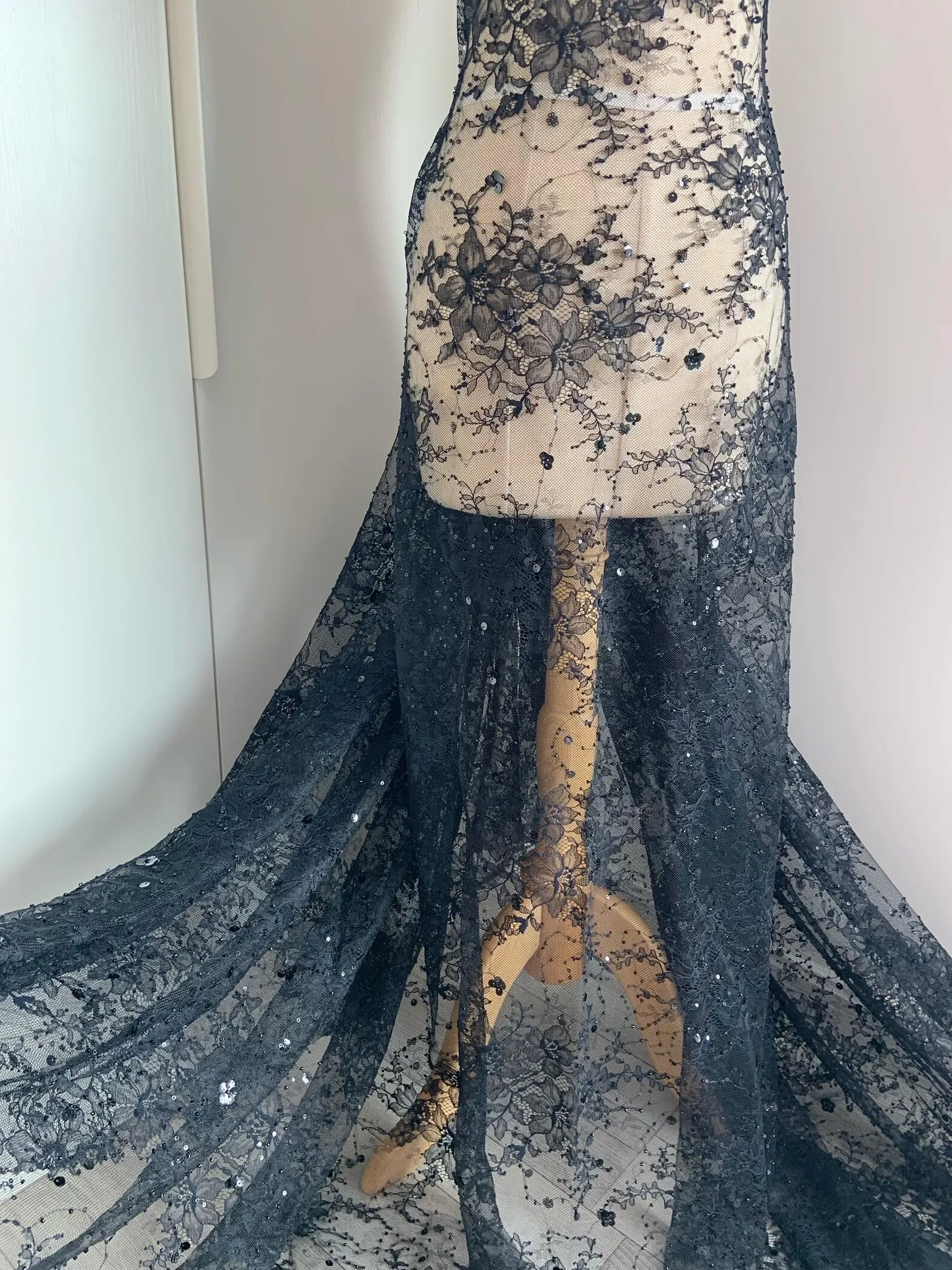 

Black Chantilly Lace Fabric With Beads And Sequins For Wedding Dress