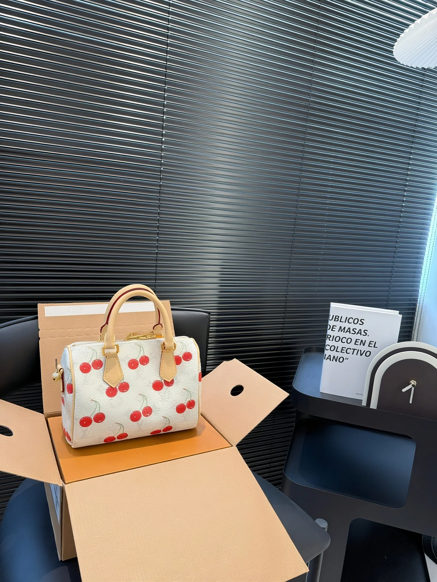 

Американский отечественный магазин — маленькая сумка-тоут с шикарным вишневым узором, модная женская сумка