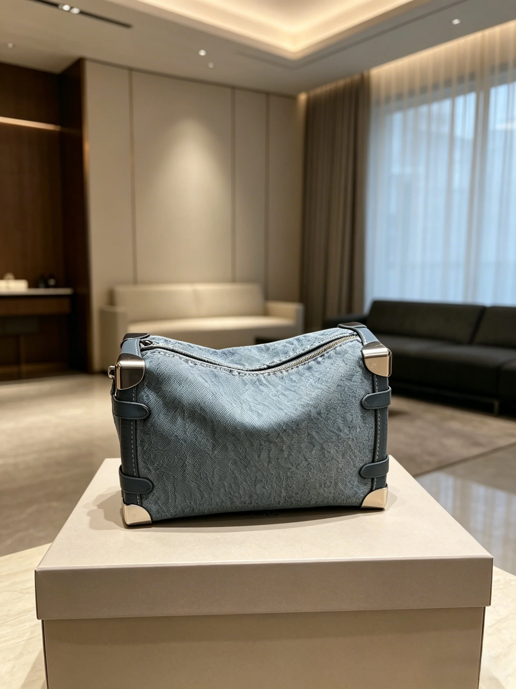 2026 New Women's Denim Lunch Box Bag Metal Corner Accent Vintage Crossbody Purse 24X15cm ZX8714