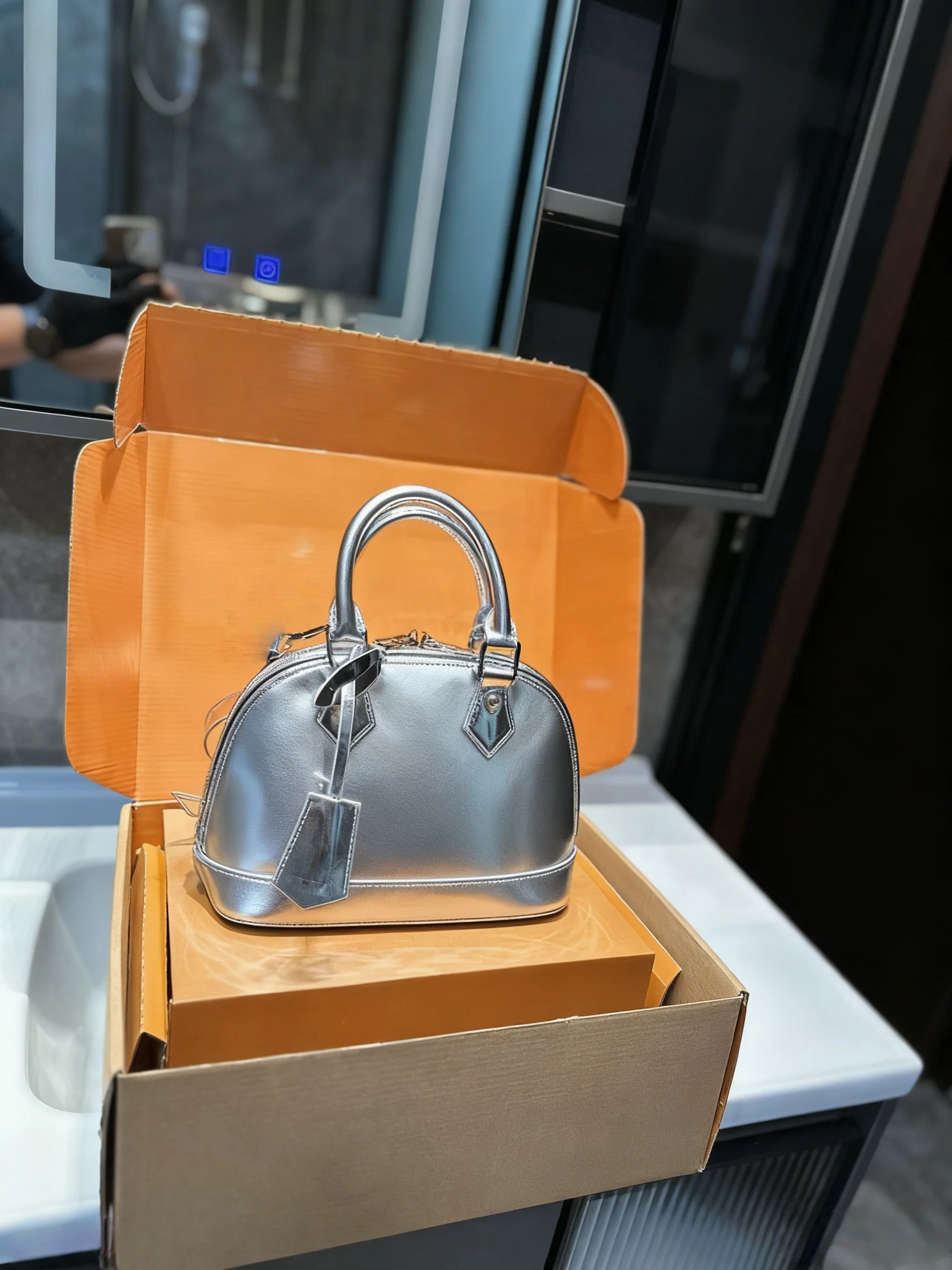 

2025 New SIZE: 23X18 CM Fashionable Versatile bags leather Portable can be carried on the shoulder no boxes