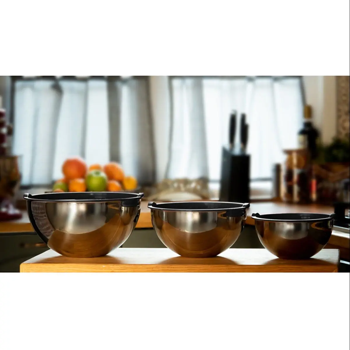 Stainless Steel Bowl with Lid Storage and Mixing Container Fresh-Keeping Container Professional Kitchenware Set of 3 Sizes