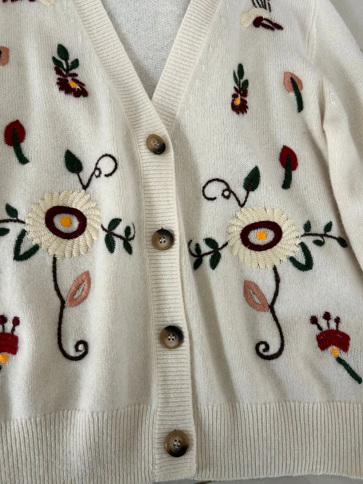 Jesienno-zimowy luksusowy damski kardigan z haftem w kształcie litery V ze 100% kaszmiru