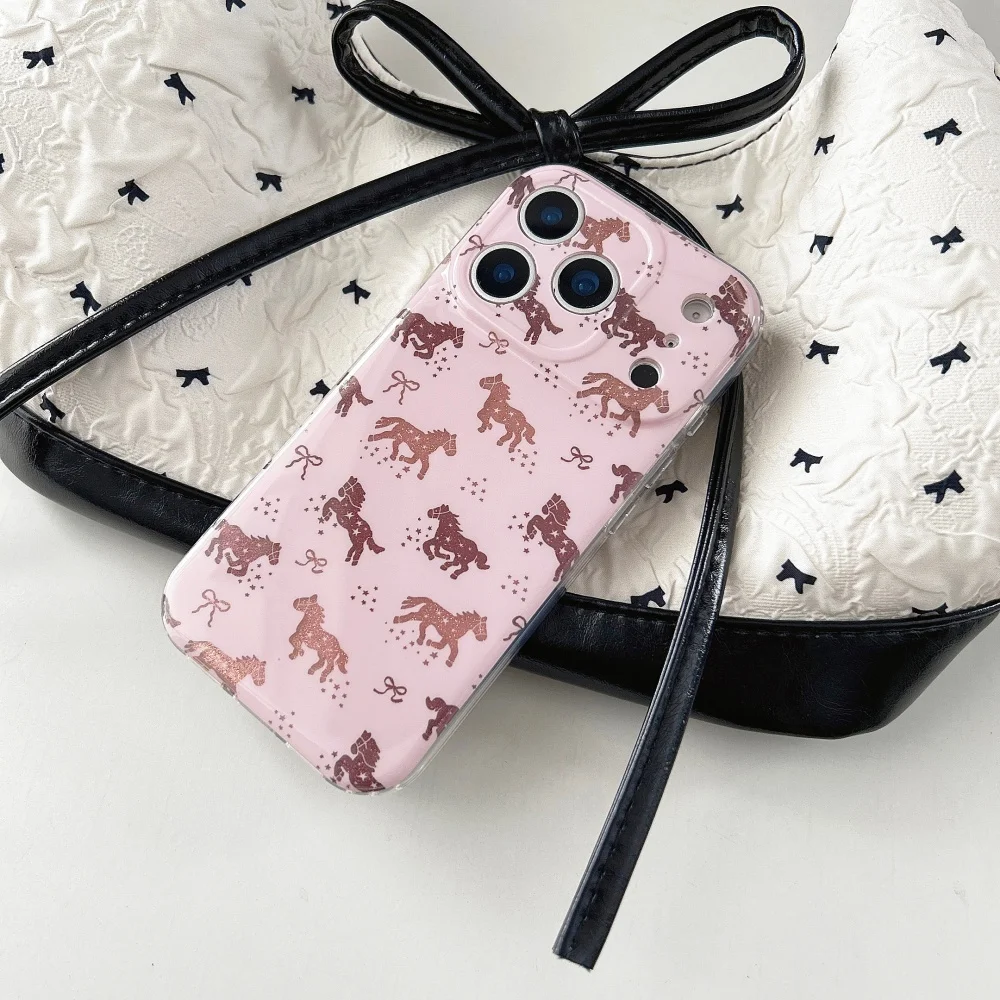 Casing ponsel gaya kuda poni lucu berwarna merah muda yang berkilau, cocok untuk iPhone 15 14 16 17 Pro, modis, tahan benturan, dan anti jatuh.
