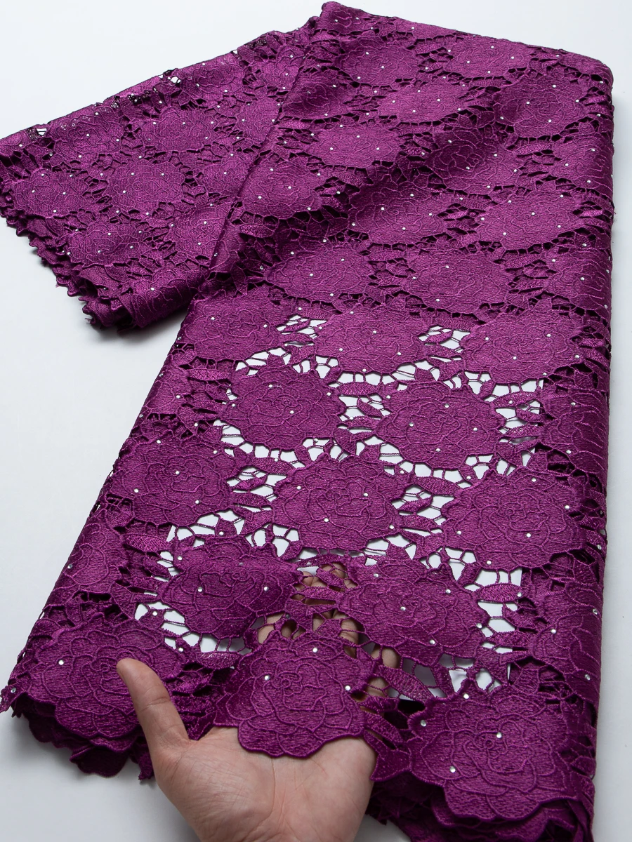 Afrikanische Mode, tiefviolette Kordel-Spitzenstoffe – glitzernder Guipure-Spitzenstoff für Damen von Aso Ebi und Hochzeitskleider
