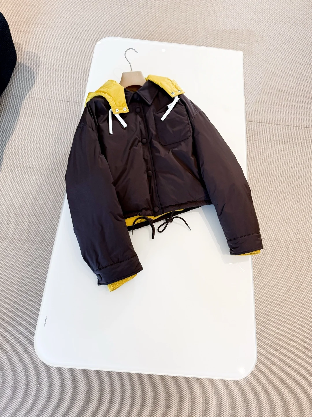 Piumino corto color block con cappuccio giallo, cappotto oversize in cotone, streetwear da donna, moda 2025