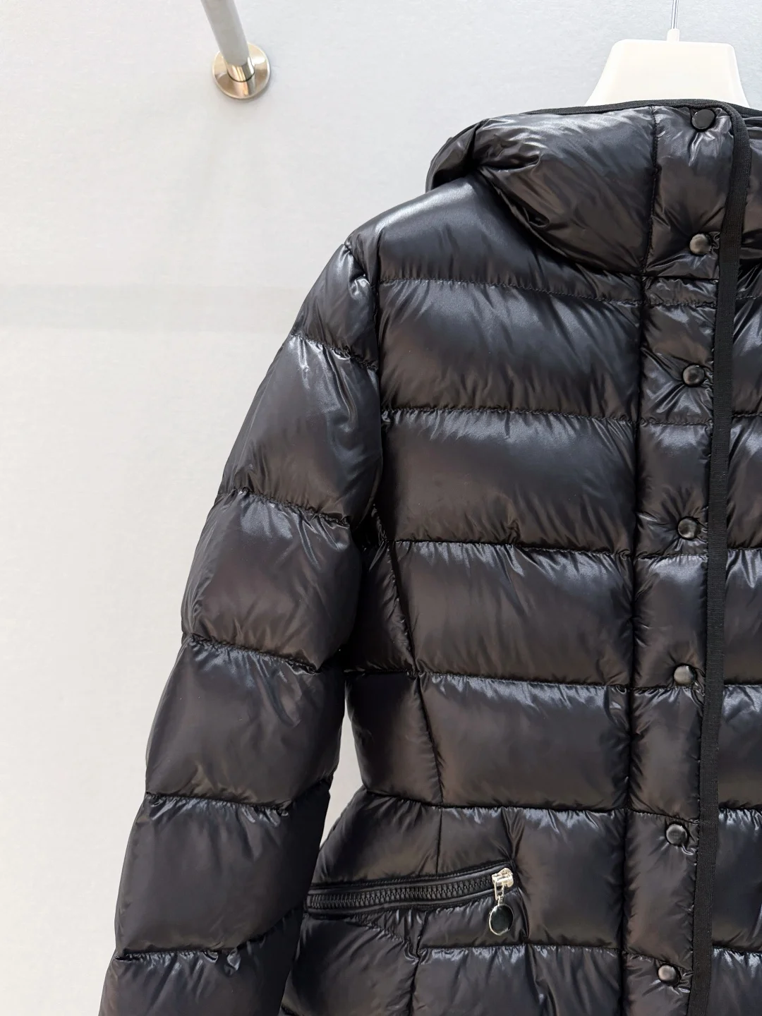 เสื้อแจ็คเก็ตขนเป็ดฤดูหนาวปี 2025 ขนห่านขาว 95% คุณภาพสูง ทนทาน ฮาร์ดแวร์สั่งทำพิเศษ คุณภาพระดับไฮเอนด์