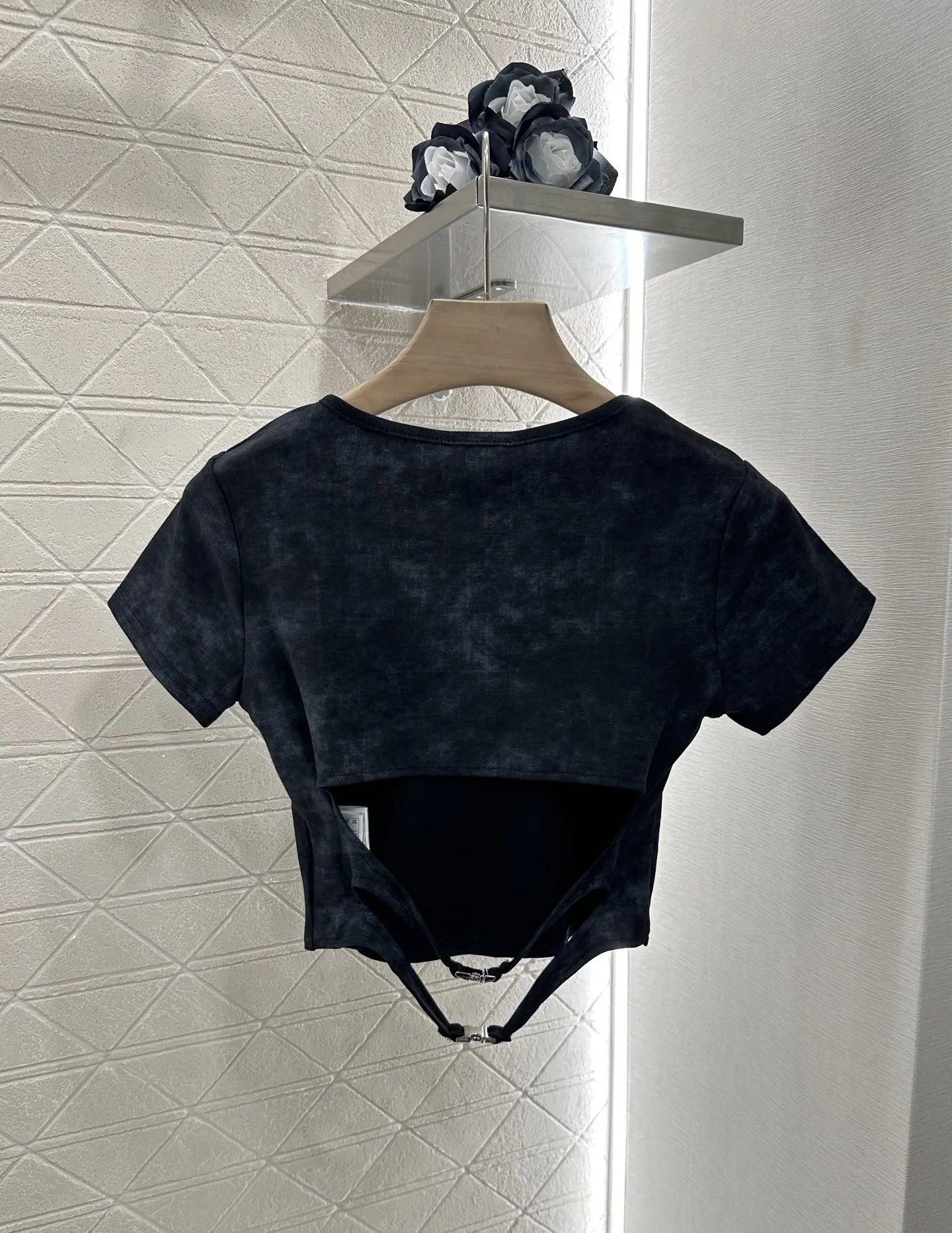 

Cropped, smudge-dyed knit top with back-waist hollow snap button ties and exposed waist design