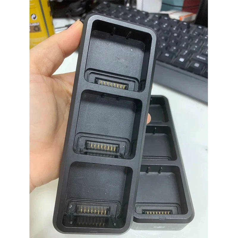 Hub di ricarica per batterie della serie DJI Mavic 3, ricarica rapida, design portatile.