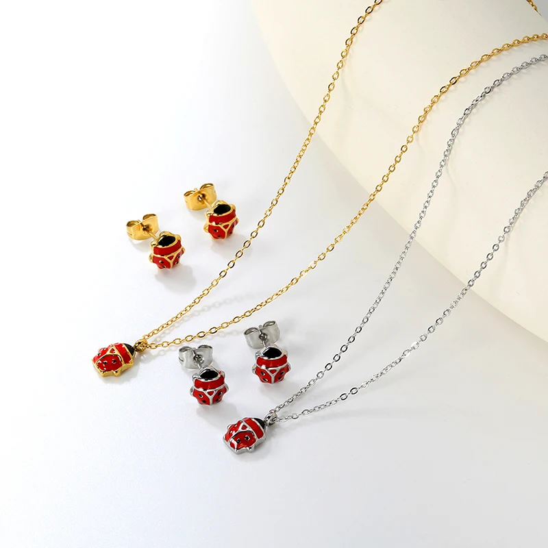18 Karat vergoldetes, elegantes rotes Marienkäfer-Schmuckset für Damen – Halskette und Ohrringe, Edelstahl, modisch und niedlich