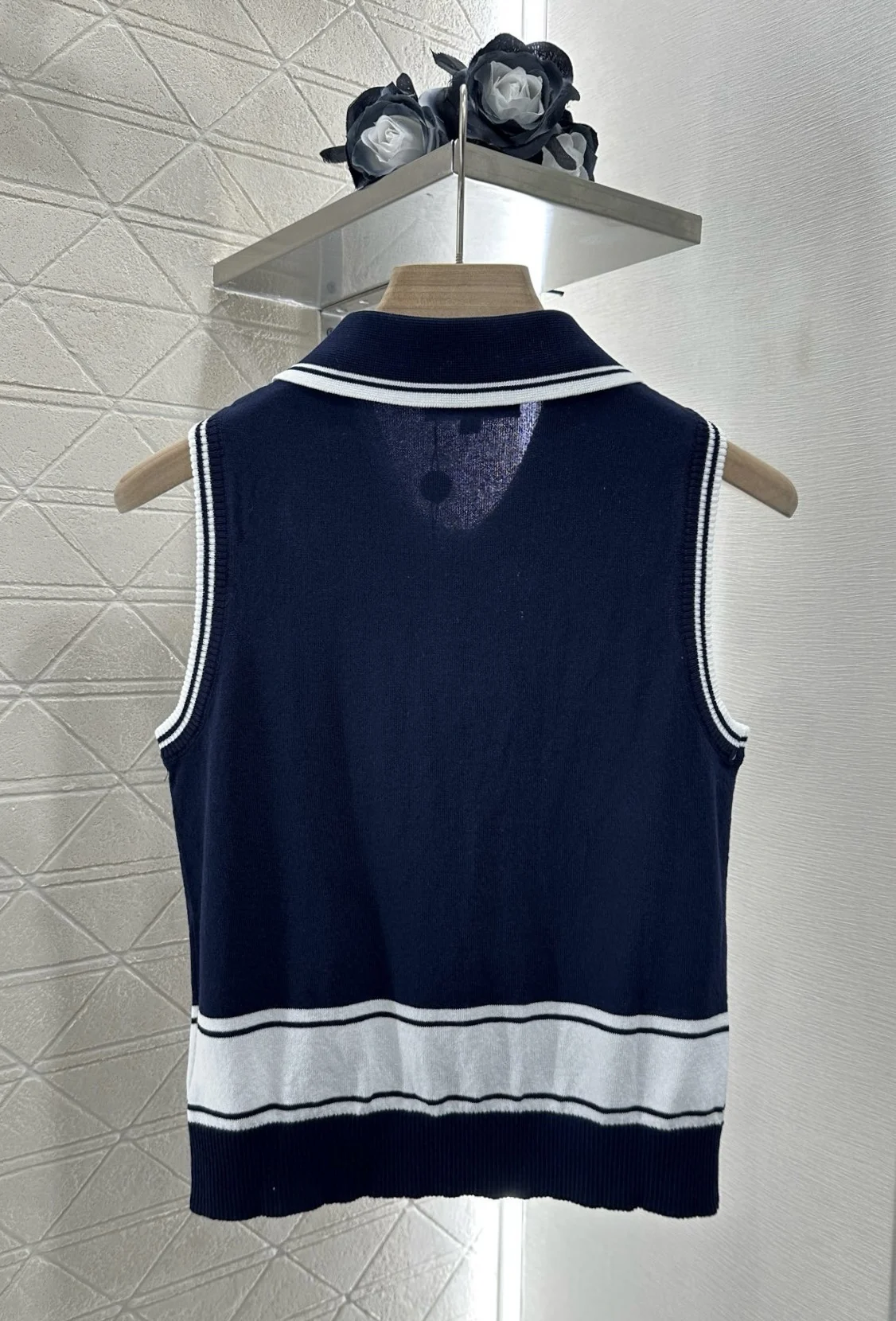 

High quality spring and summer women's contrasting striped lapel open knit vest SU202