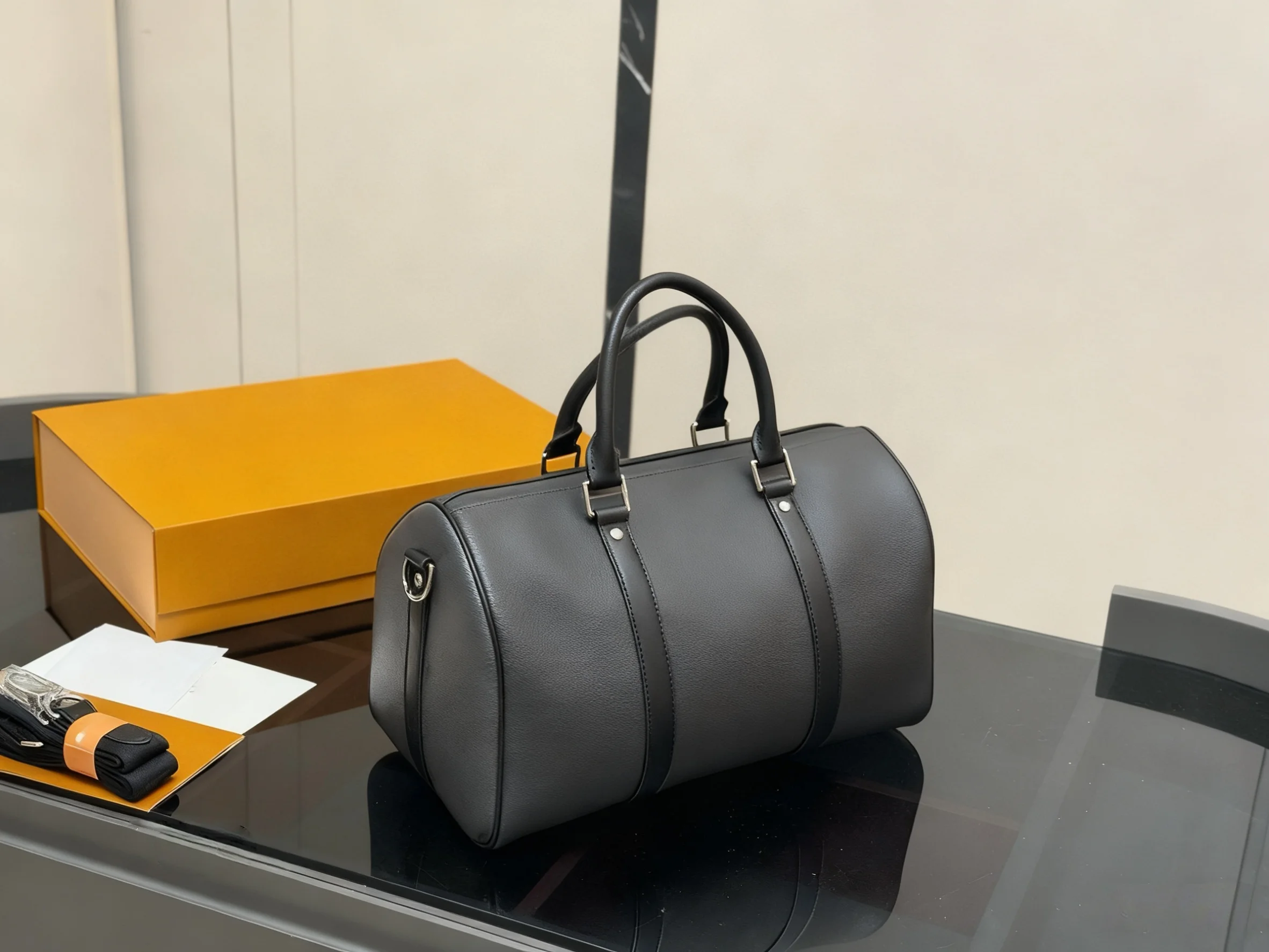 

2025 New SIZE: 35x22 CM Fashionable Versatile bags leather cherry Portable can be carried on the shoulder no boxes