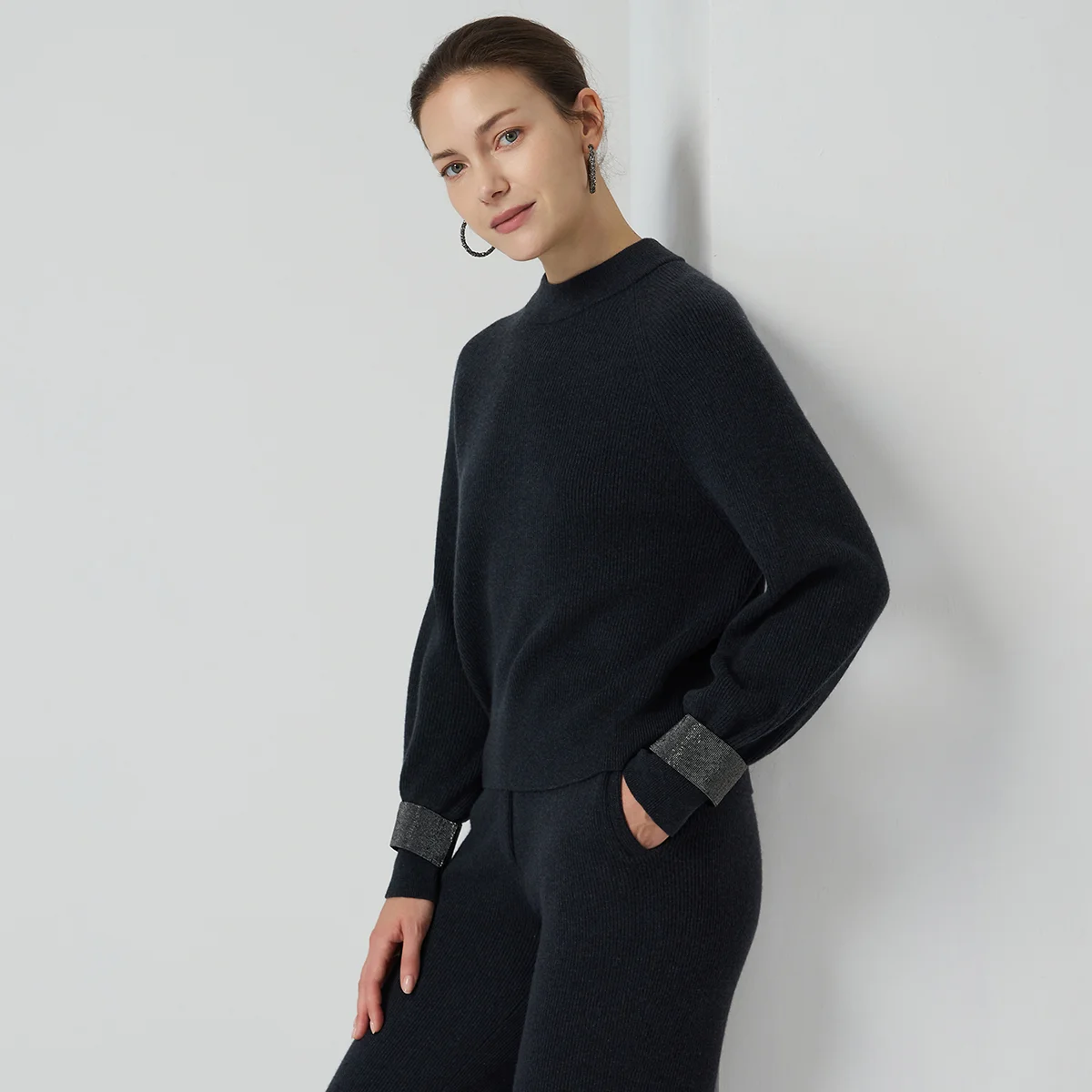 BD4521333 럭셔리 메리노 울 리브드 풀오버 100% 메리노 울 12게이지 니트 크루넥 메탈릭 엣지 마감