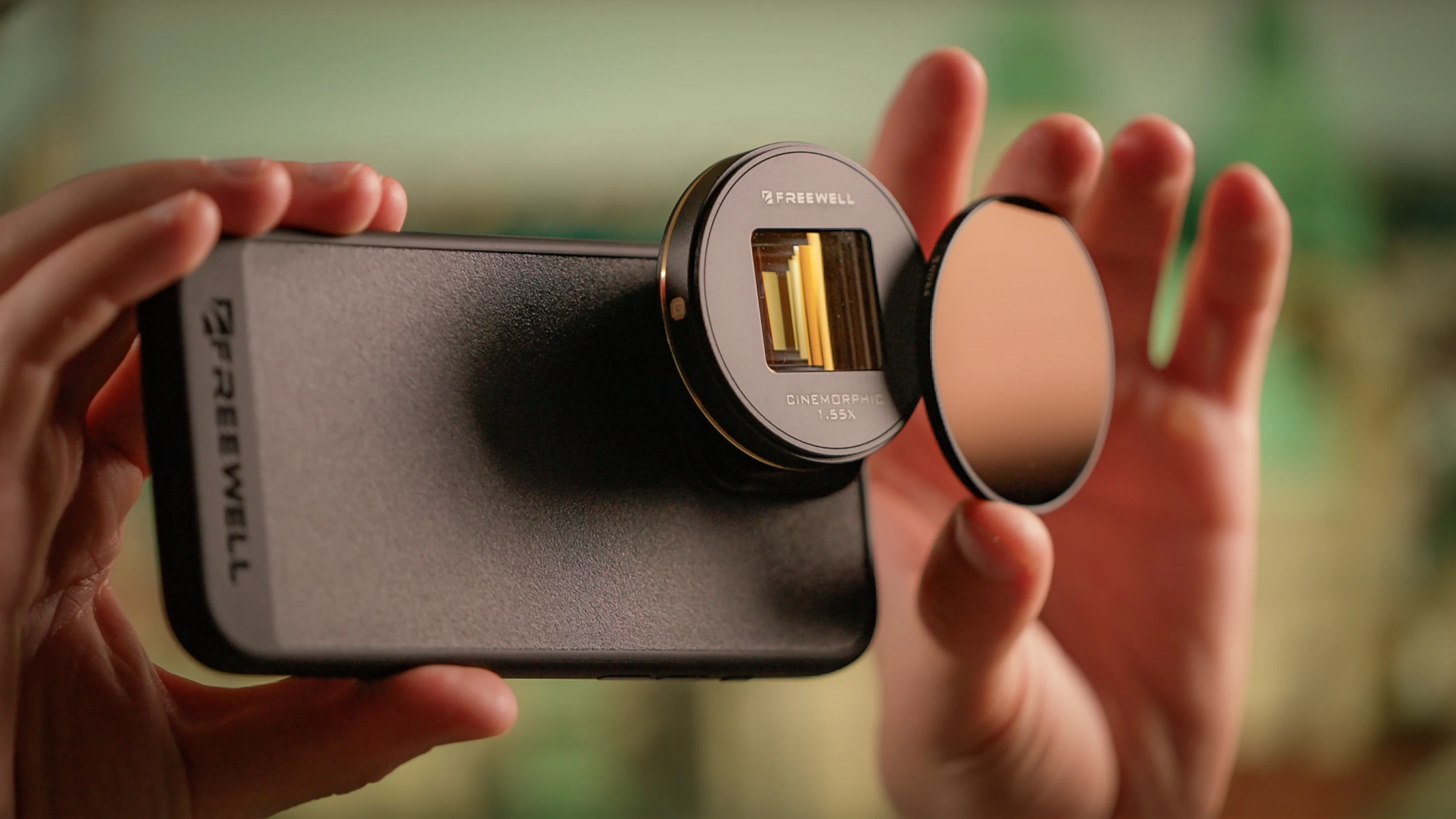 Freewell 1.55x Blue/Gold Anamorphic Lens Compatible with Freewell Sherpa and Galaxy Cases - Advance Your Mobile Cinematography