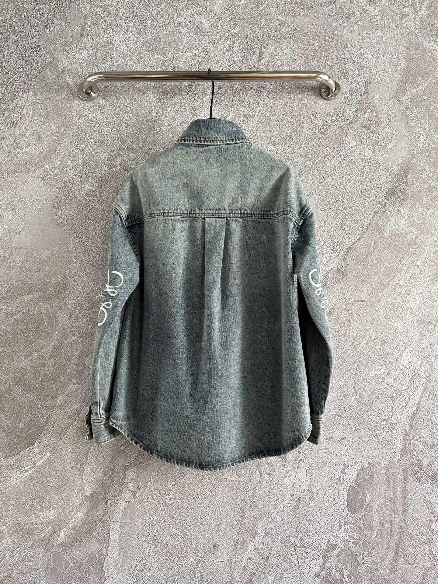 

2025 new style distressed design women's denim shirt jacket style embroidered sleeve fashionable washed denim long-sleeved shirt