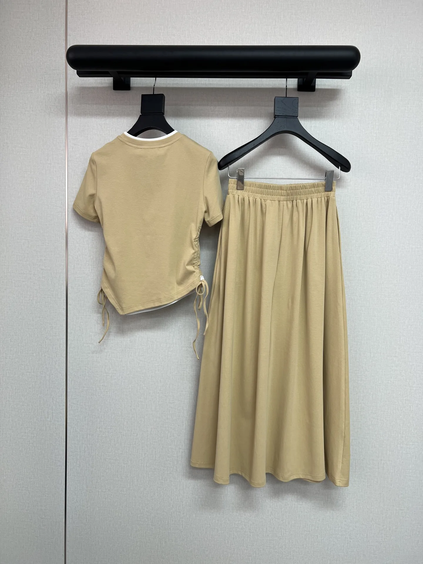

2026 Spring/Summer New Casual And Elegant Suit Set Color-blocked Top + Fitted Long Skirt