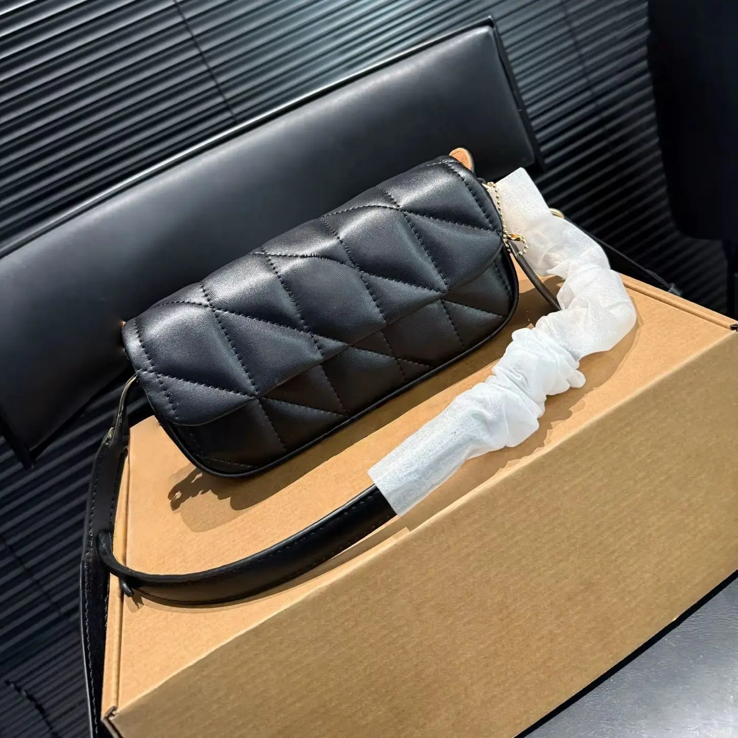 

2025 New Women's Clutch/Crossbody/Shoulder Bag, Matte Leather, Chain Strike, Available in Black and Red, 20 x 11cm