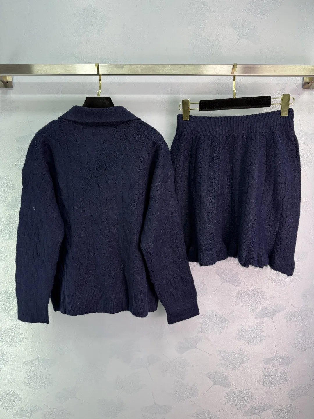 

2025 Early Autumn New Polo Collar Twisted Flower Knitted Long Sleeve Top Knitted Half Skirt Set Wool Yarn Weaving 376