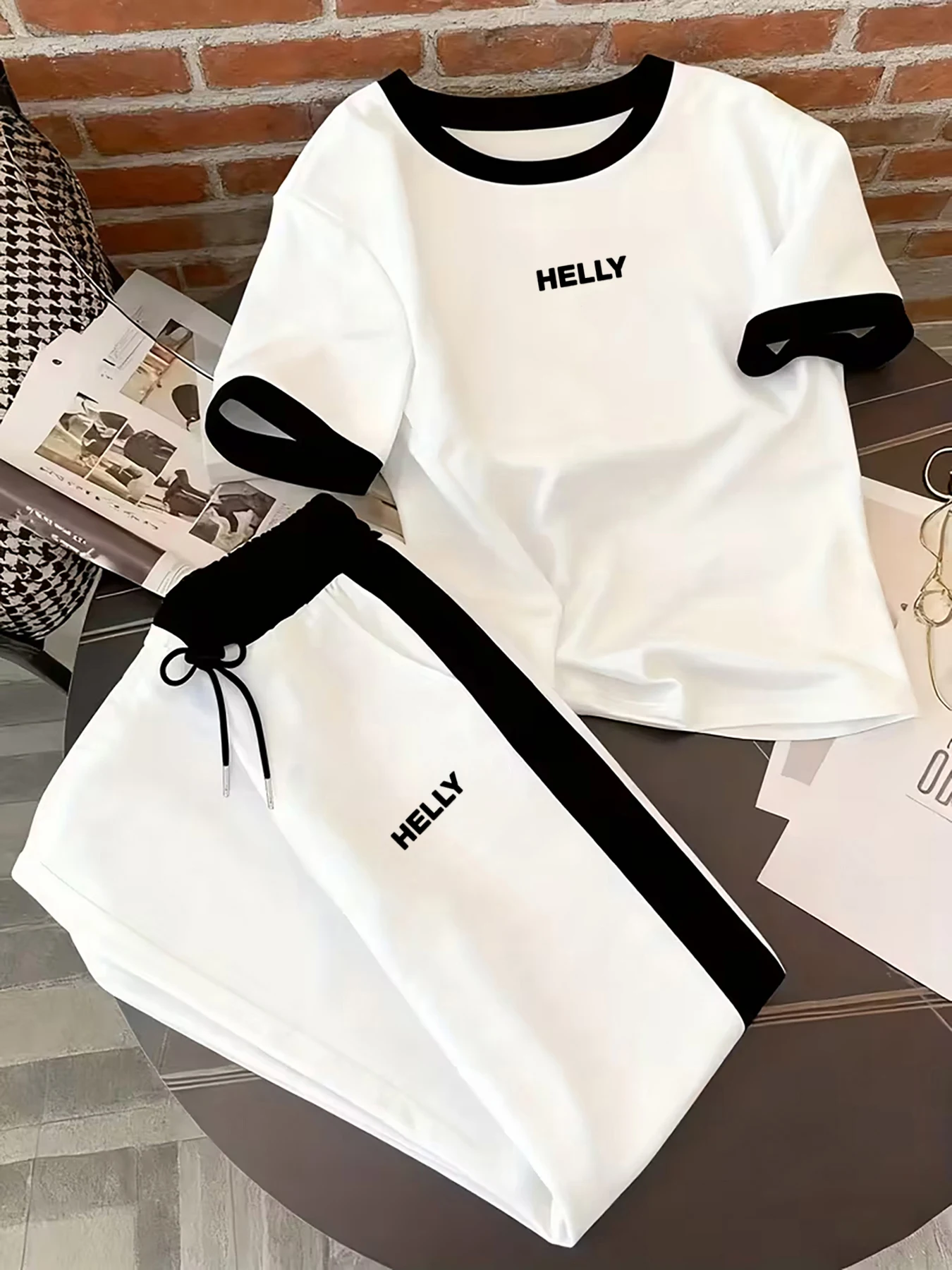 

Spring and Summer Simple Helly Letter Print Black and White Color-Blocking Short-Sleeve T-Shirt + Drawstring Long Pants Casual Sports Two-Piece Set for Women