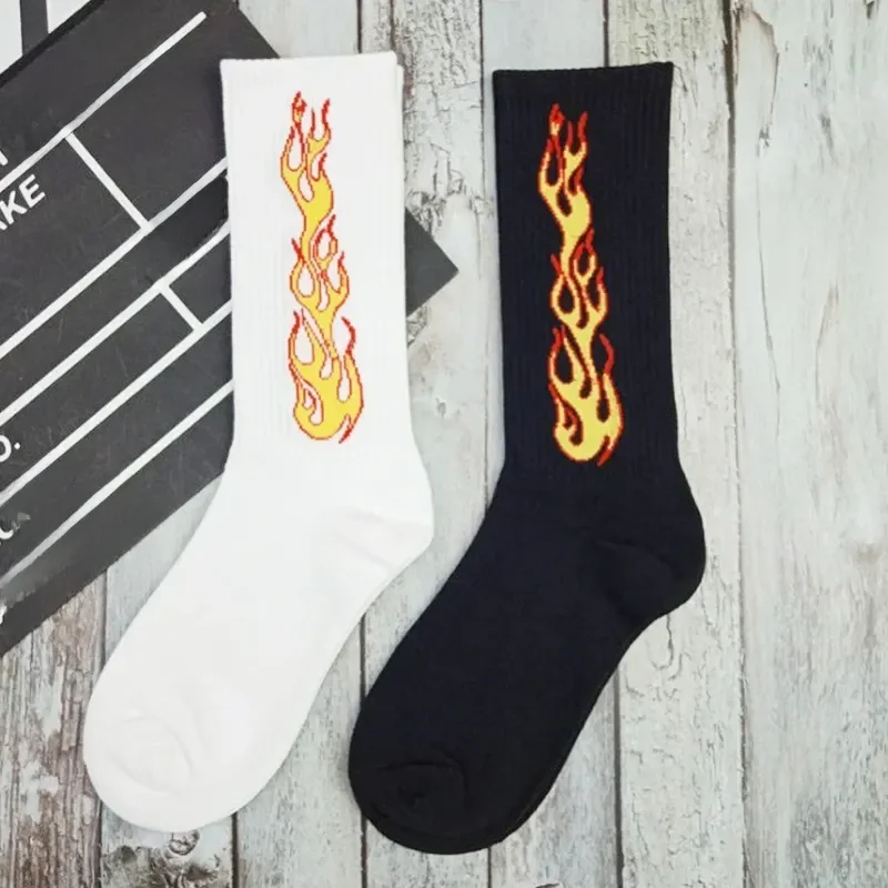 1 para nowy trend w skarpetach męskich czarny biały płonący płomień Hip-Hop Blaze Power Torch gorąca odzież uliczna deskorolka — zdjęcie 2