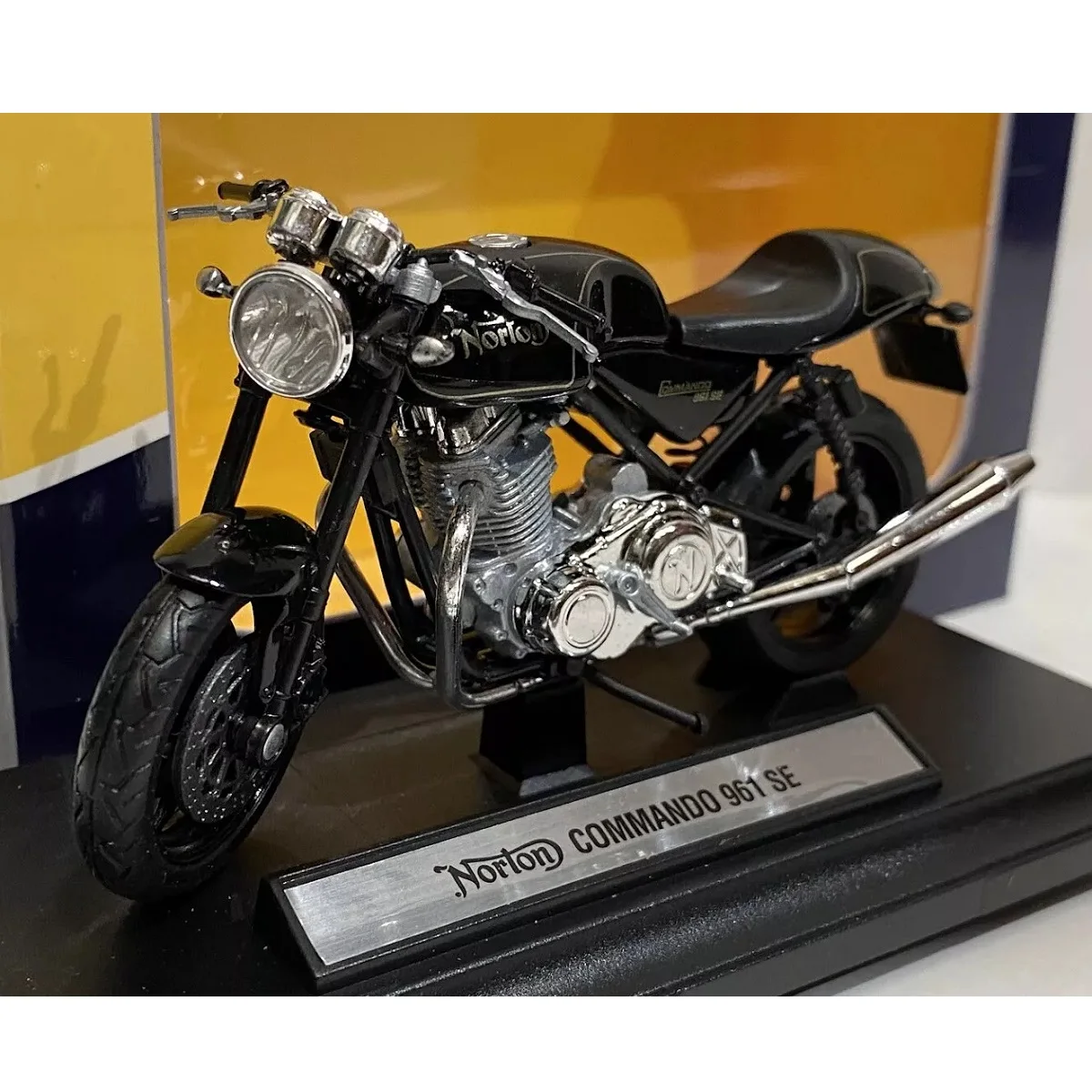 Welly Moto Moto Commando 961 SE 1:18 scale Diecast miniature Legendary Bikes Collection high quality detail box presentation packaging with window display stand with brand and model