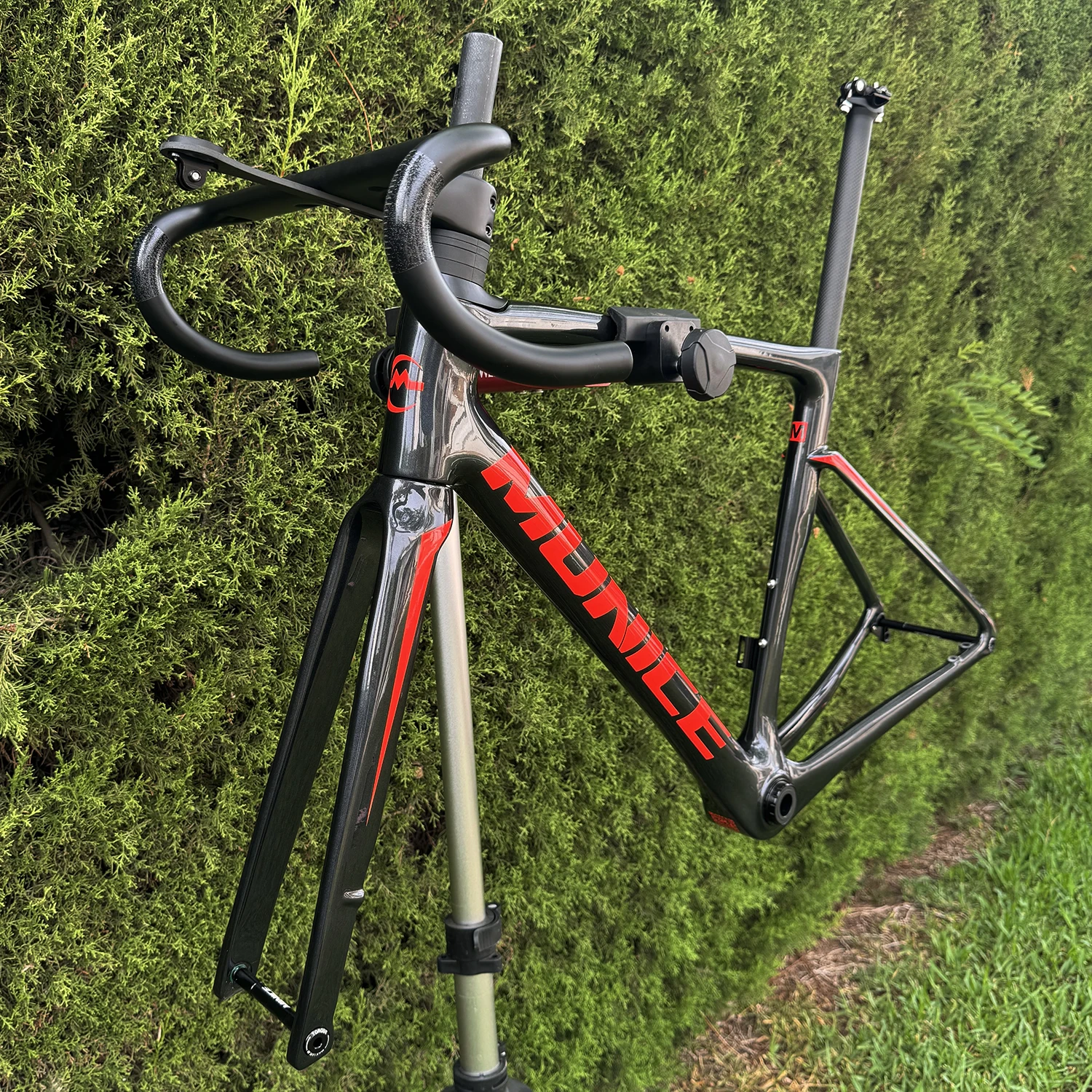 Munice R2 Carbonfaser-Rennradrahmen Versand aus Spanien Ultraleichter Allround-Carbon-Rennradrahmen Aerodynamischer EPS-geformter Carbonrahmen Scheibenbremse Max. 700*32C AERO T47 Fahrradrahmen Vollständig interne Kabelführung Lenker DI2 Mechanisch 2 Jahre Garantie – Detail 8
