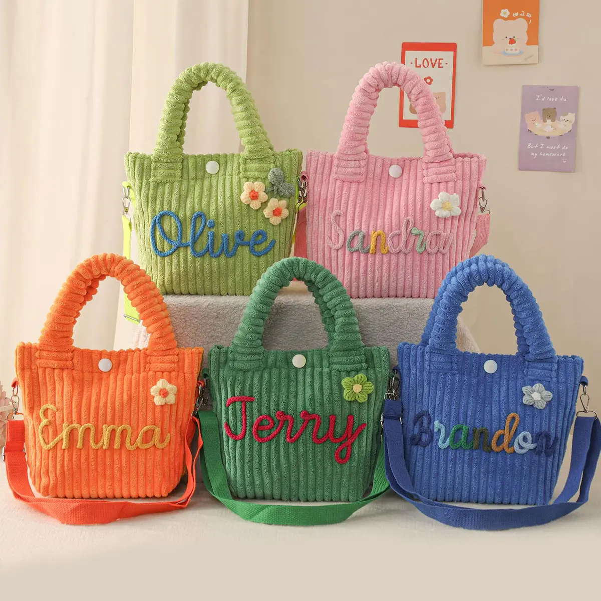 Personalisierte, handbestickte Umhängetasche mit Namen – Bonbonfarbene Cord-Bucket-Bag für den Alltag – Detail 6