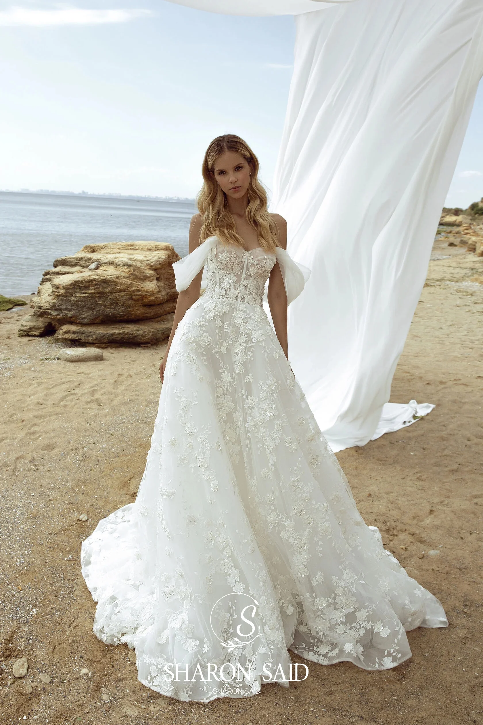 Sharon Said Romantische 3D Bloemen A-lijn Off White Tule Trouwjurk 2025, Off Schouder Kapel Trein Bruidsjurken SW485 Aangepaste