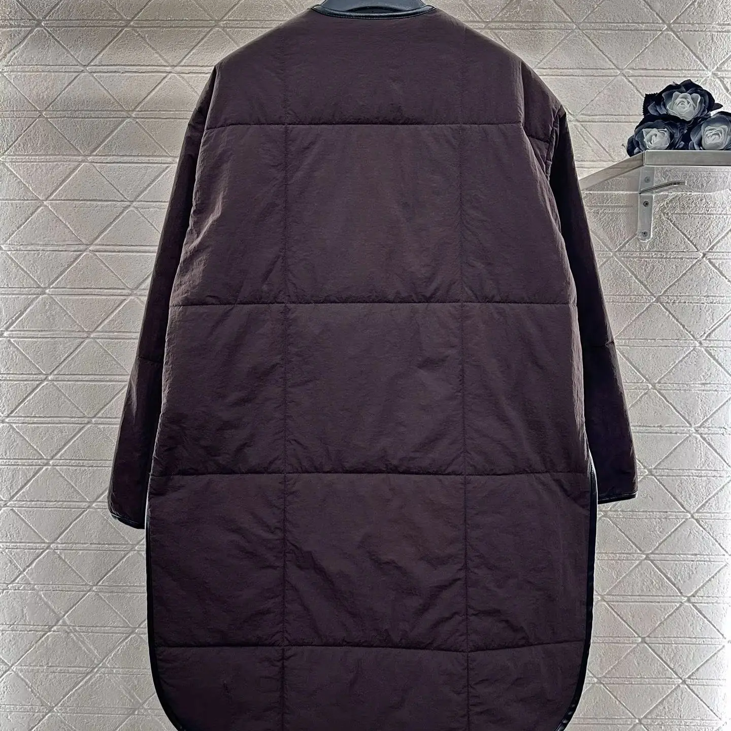 

Новинка осени и зимы 2025 года, хлопковая куртка средней длины с круглым вырезом и косыми лацканами, ветрозащитный и водонепроницаемый нейлоновый материал, пуховый хлопок