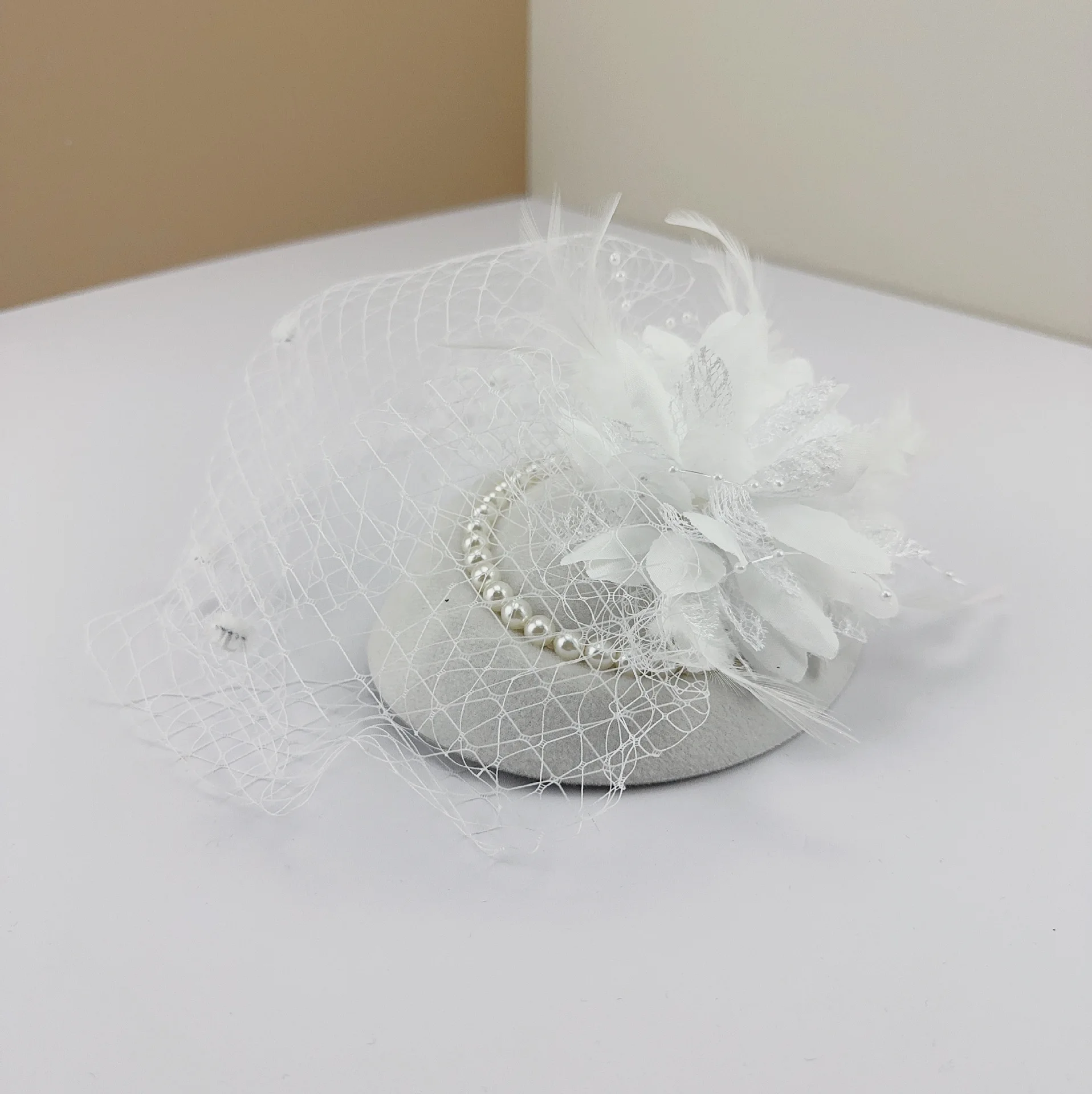 Fascinators Hats 20s 50s Hat Pearl Studded Veil Feather Pillbox Hat women Party Headwear with Veil for Girls and Women