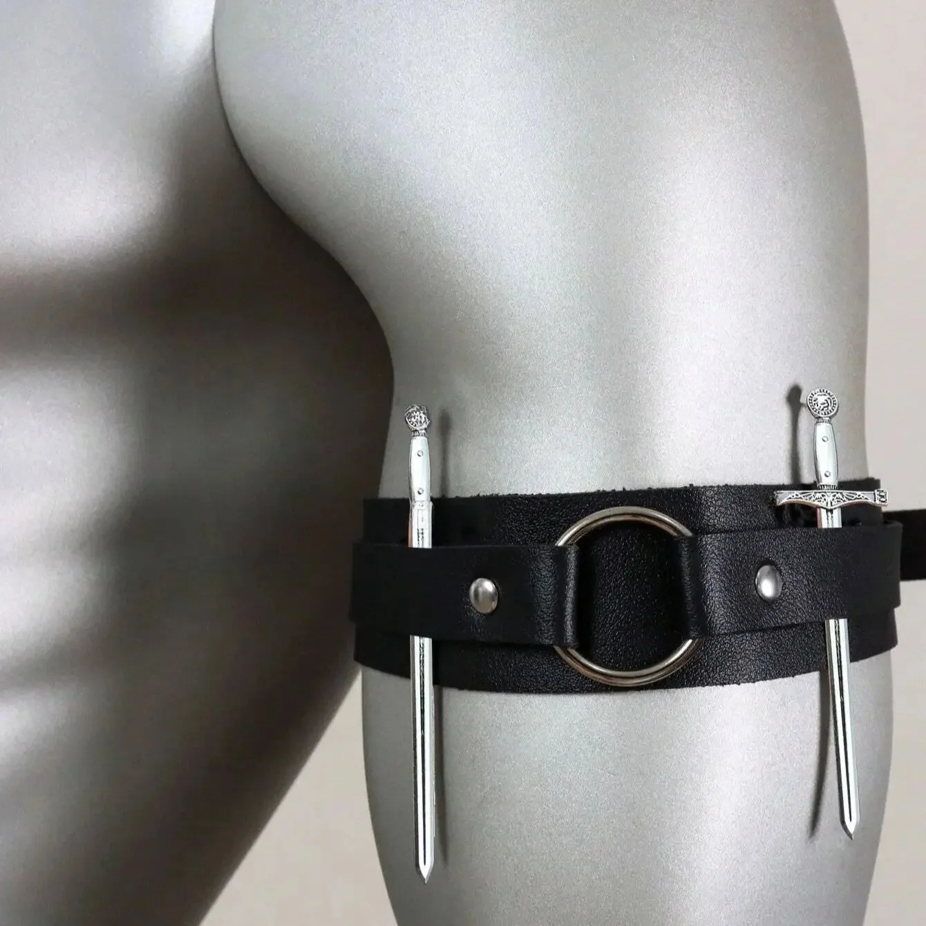 Brassards en cuir noir de style punk avec épée en métal, accessoires de performance, Halloween, Viking médiéval, 3 pièces