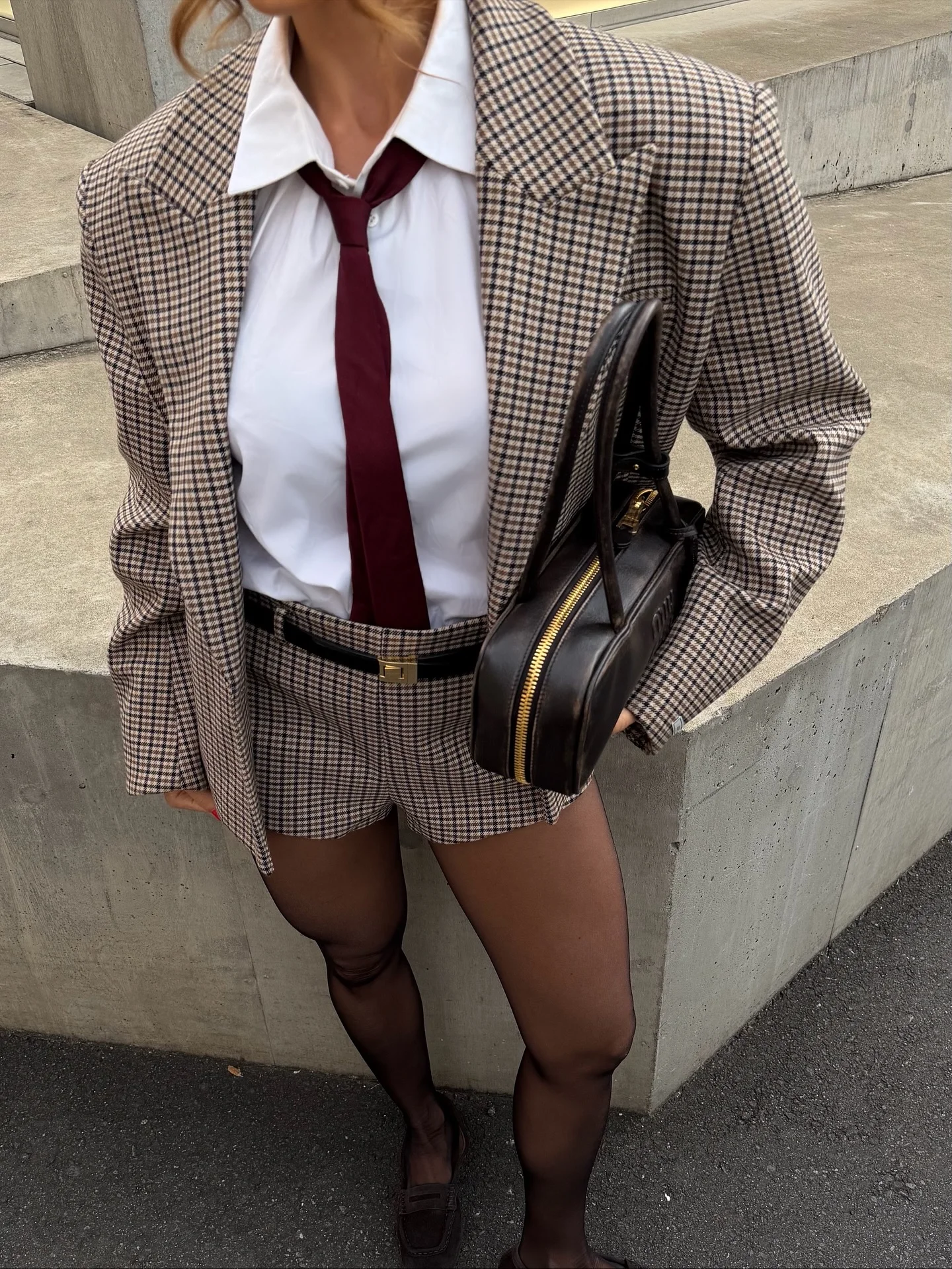 スタイリッシュなチェック柄スーツとショートパンツのセット、女性用、Vネック、シングルブレスト、ベルト付き、新しいファッショナブルなツーピースセット。