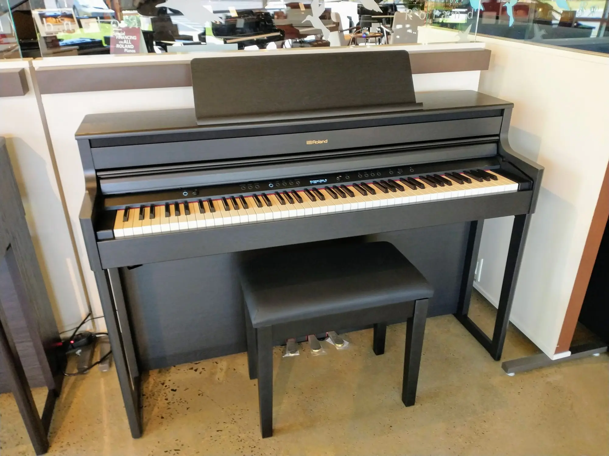 

Совершенно новое оригинальное цифровое вертикальное пианино Roland HP704 со скамьей-темно-розовое дерево