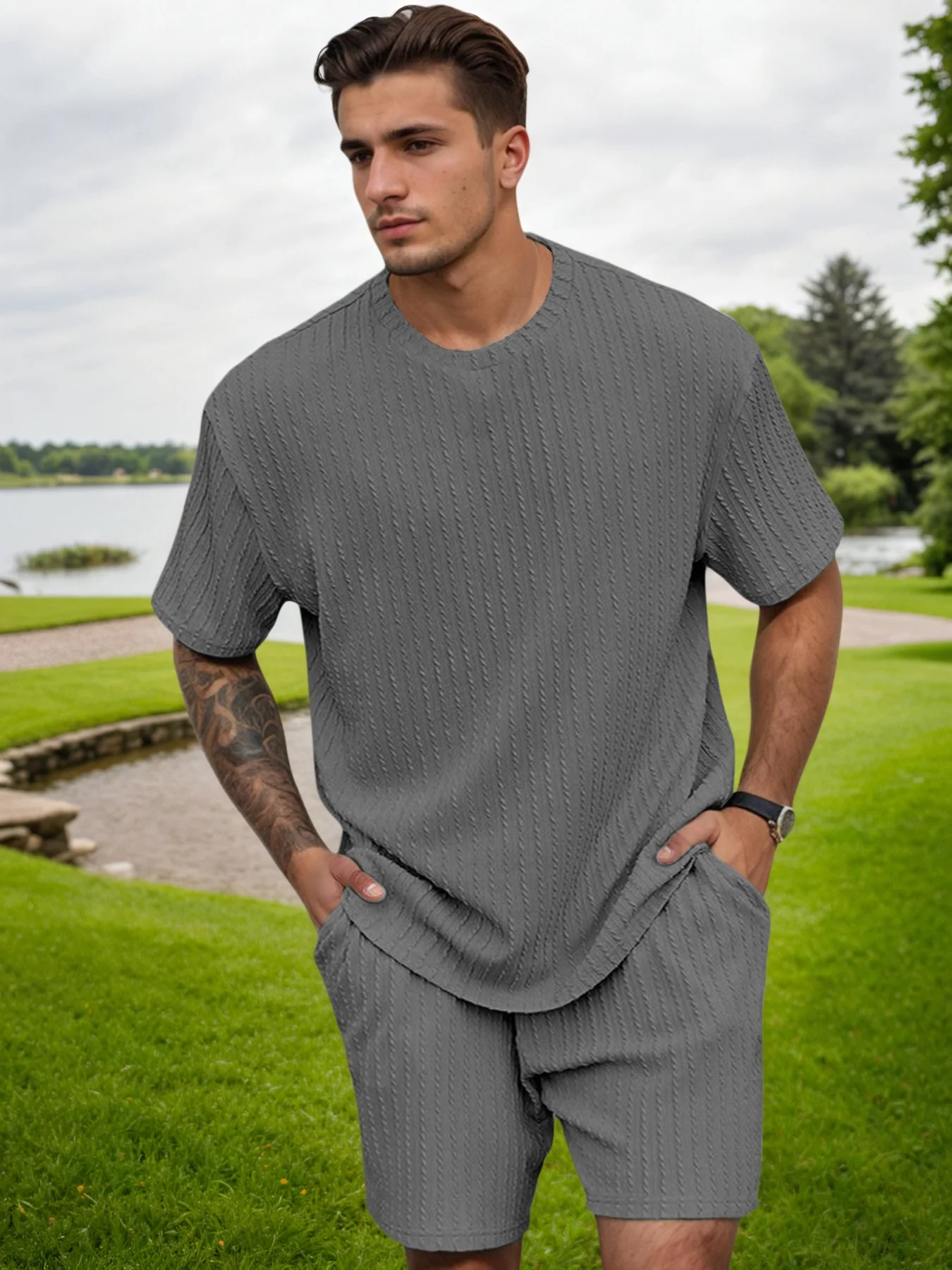 

Мужская футболка из двух предметов с круглым вырезом с короткими рукавами и повседневные спортивные шорты на шнурке