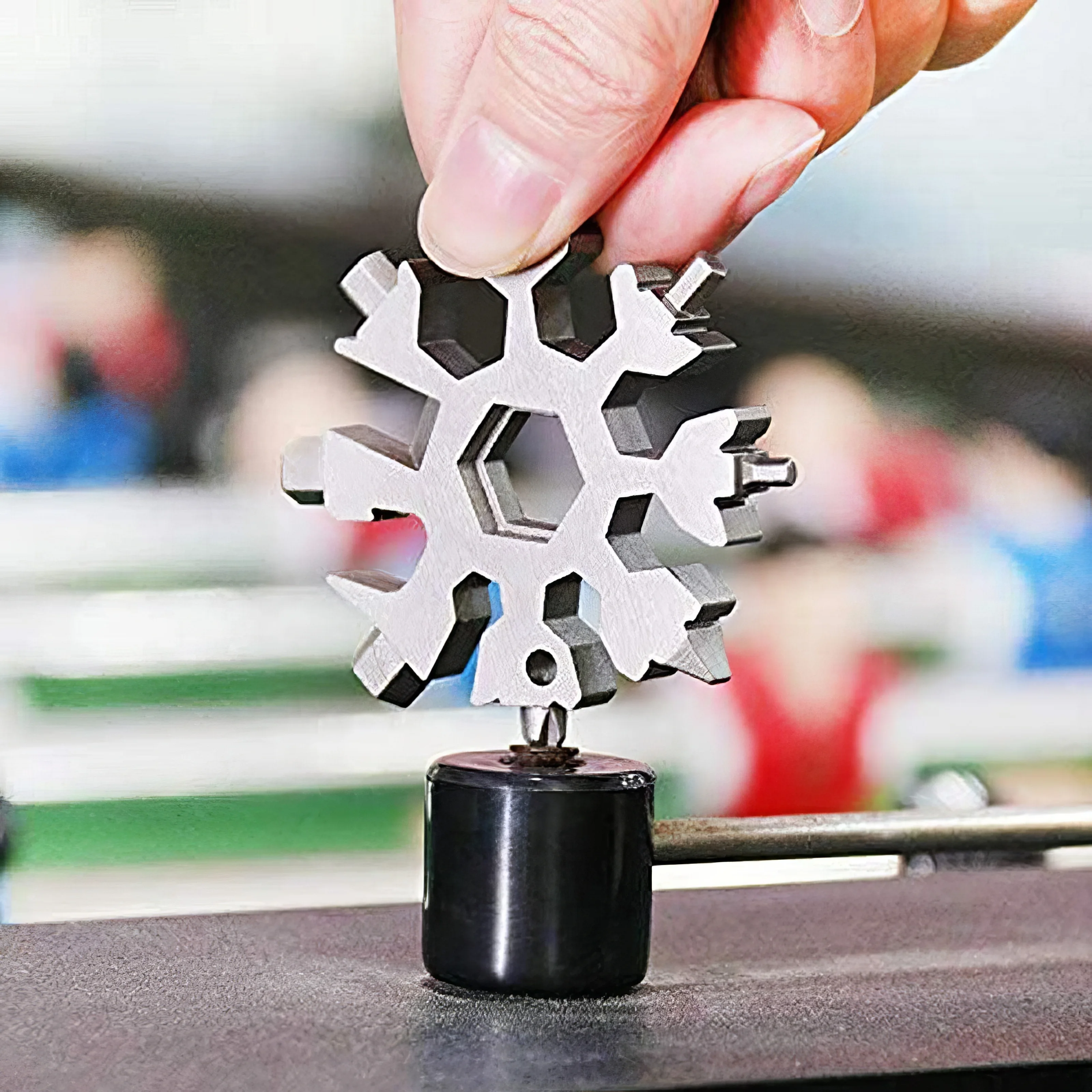 1 أداة متعددة الوظائف على شكل ندفة الثلج فضية، تصميم لطيف، قوي ومتين، مناسبة لصنع سلاسل المفاتيح وإعطاء الهدايا