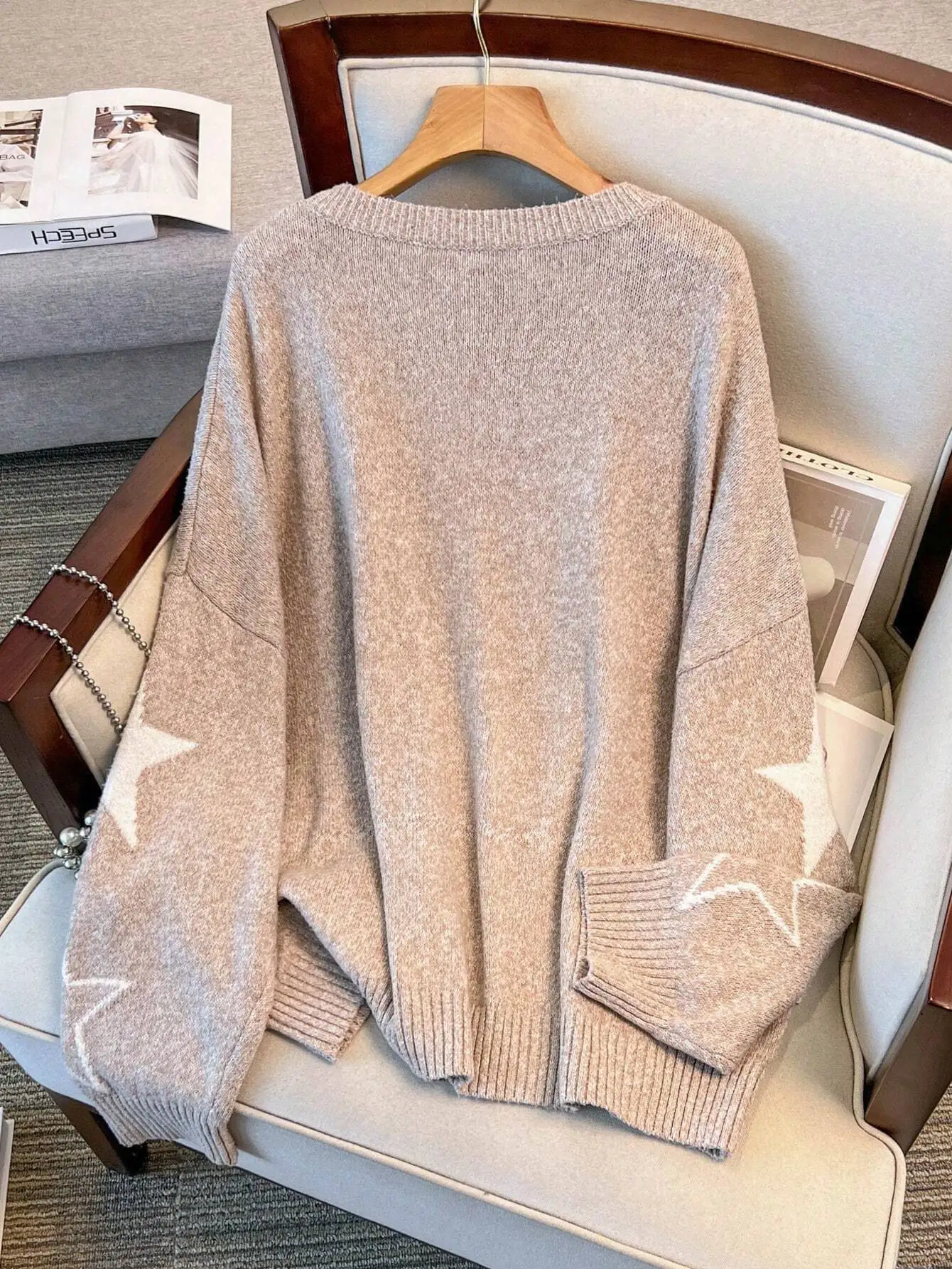 ニットセーターシンプルでスタイリッシュな秋冬の万能ラウンドネックトップと女性の五芒星の組み合わせ