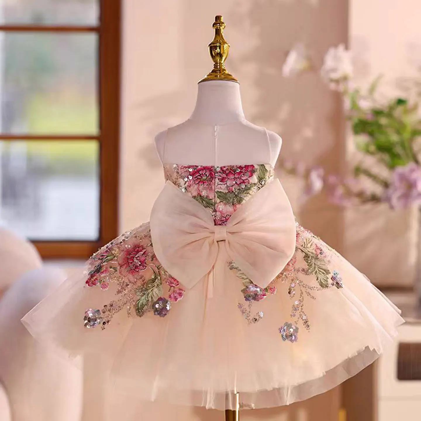 Dreamy Vow D012 Elegante design senza spalline con motivo ricamato Abito da ragazza di fiori con fiocco senza maniche Abito da ballo per feste di nozze