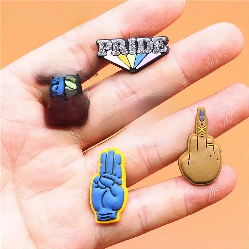 Breloques de chaussures pour enfants, accessoires de décoration, convient pour la fête, les cadeaux, la fierté, le geste du doigt du milieu, Boo, 1 pièce