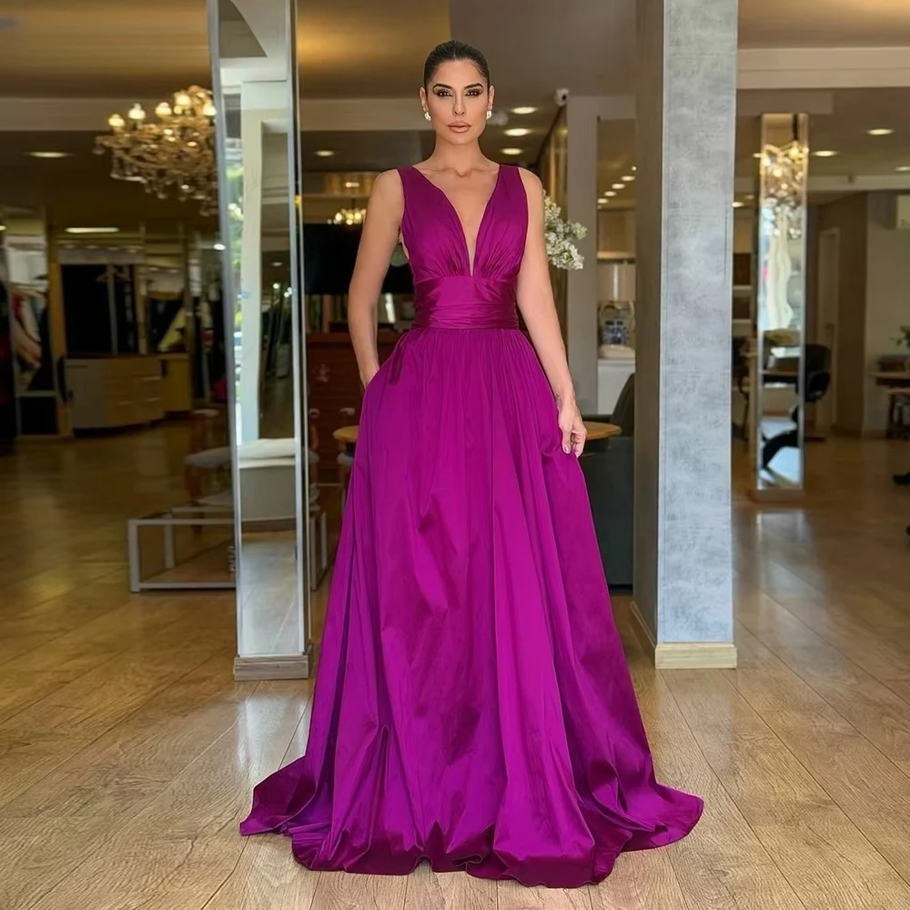 فساتين سهرة مثيرة مخصصة للقياسات العربية السعودية من الساتان الأرجواني العميق على شكل حرف v ثنيات على شكل حرف a مطوي بدون أكمام فستان حفلات مثير