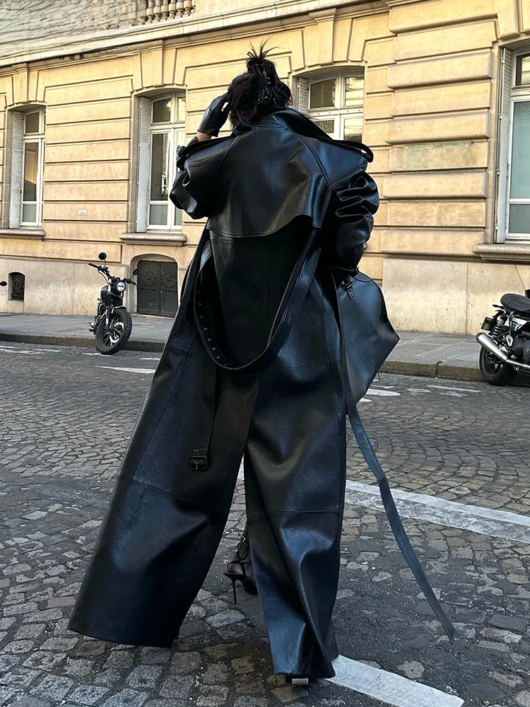 Lautaro Frühling Herbst Extra langer schwarzer Pu-Leder-Trenchcoat für Damen mit hohem Rückenschlitz, luxuriöse, schicke europäische Mode 2024
