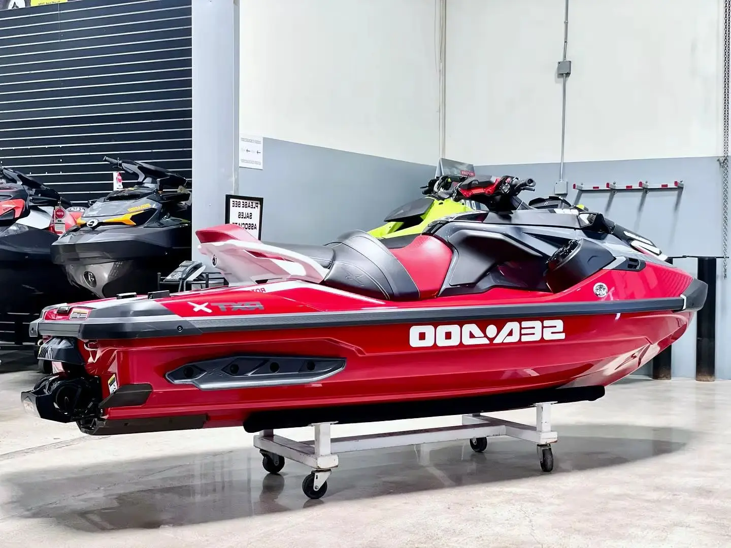 Sea Doo Performance Waterercraft ، 3 مقاعد PWC ، قسط أحمر ناري ، أفضل بائع ، عبوة تقنية #1