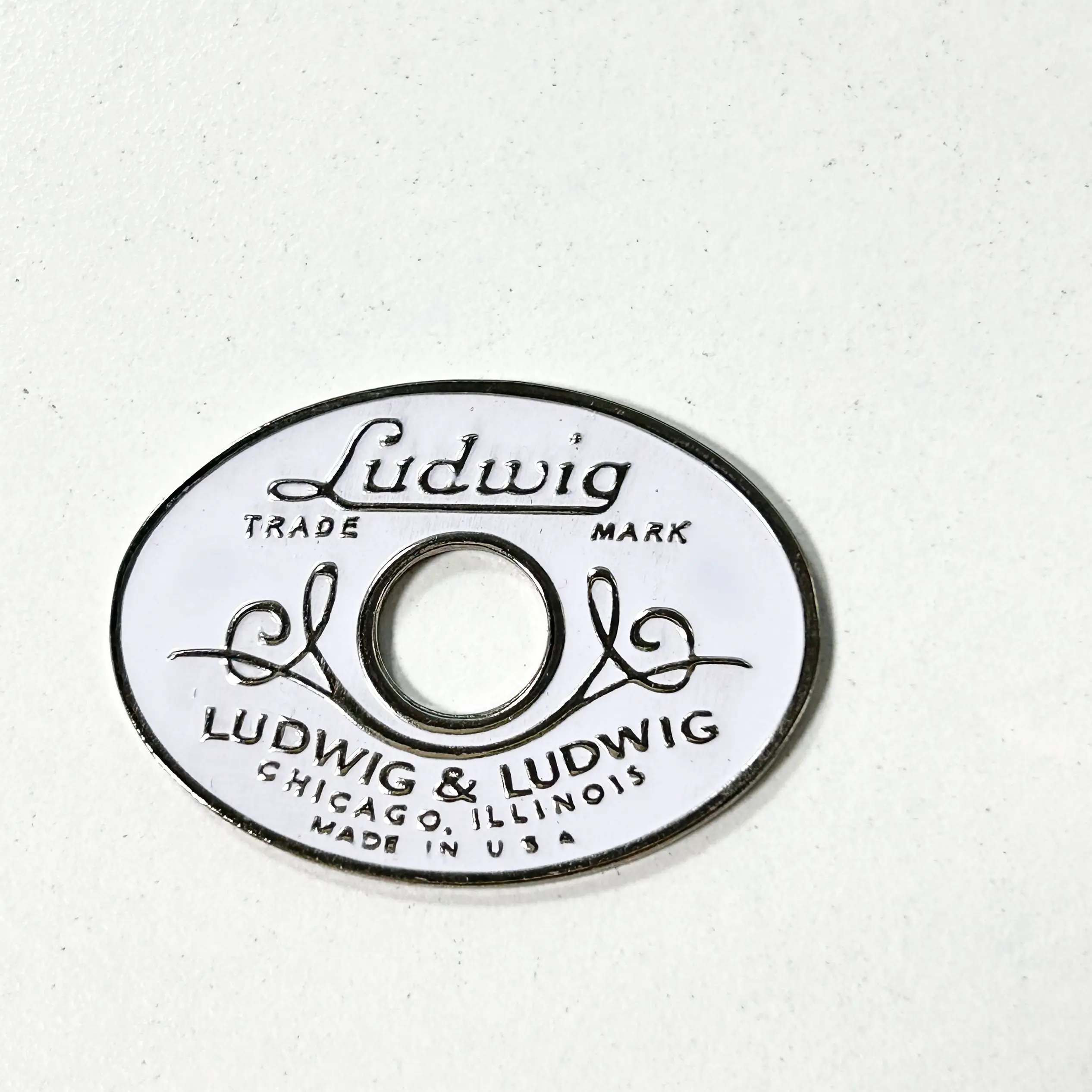 Insignia de tambor blanco y plateado de Ludwig y Ludwig de los años 30