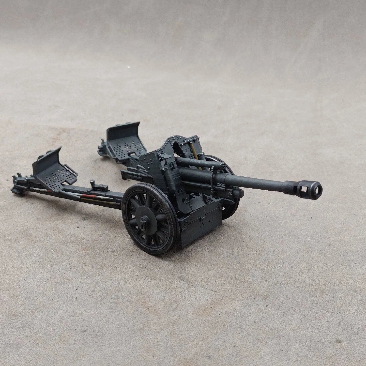 

Немецкая 105-мм гаубица на высокой платформе, масштаб 1/35, модель, напечатанная на 3D-принтере, с ручной окраской, декоративное украшение.