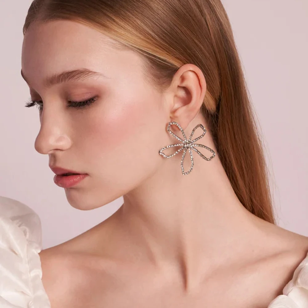 Cute Design Rhinestone Flower Earrings Piercing for Women Wedding 2024 Fashion Hollow Crystal Dangle Earring Bridal Jewelry Gift