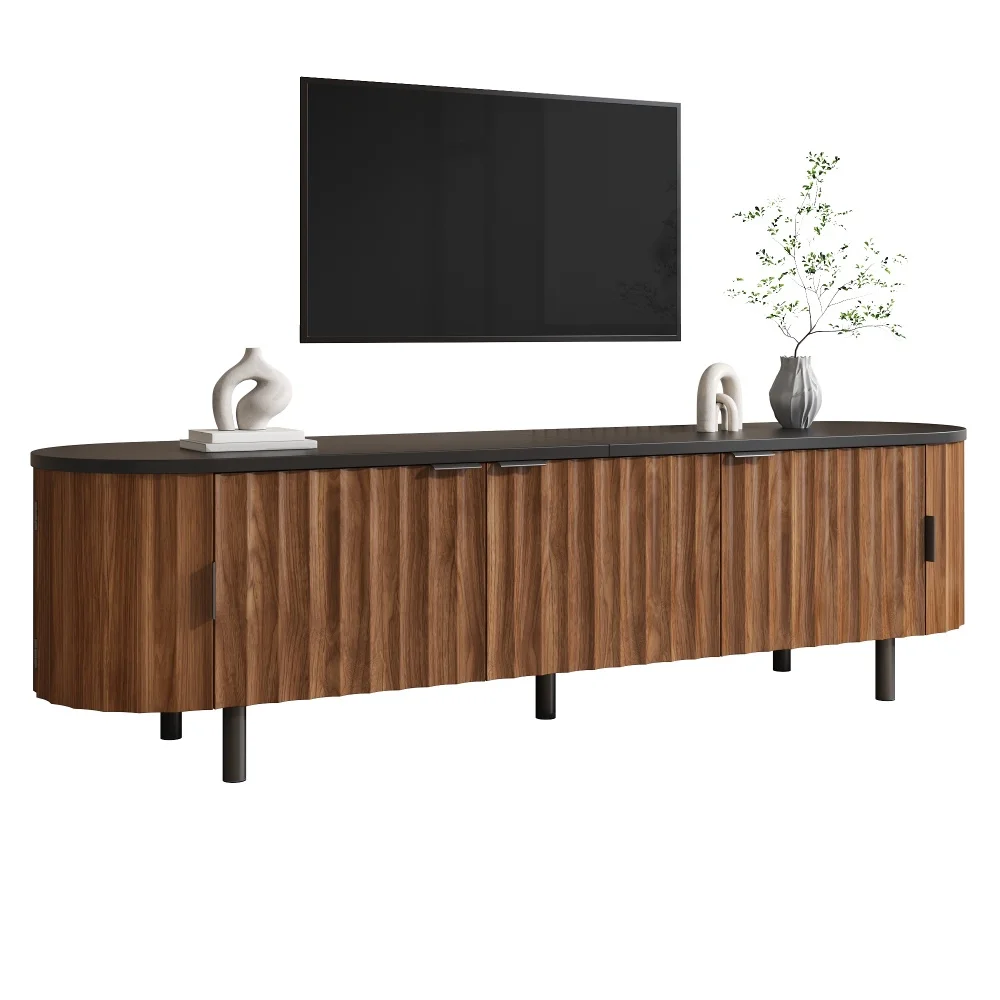 Mobile porta-TV con 5 ante, finitura a listelli e angoli arrotondati, con piedini e maniglie in metallo, realizzato in MDF, dimensioni 170 × 40 × 47 cm, colore noce.