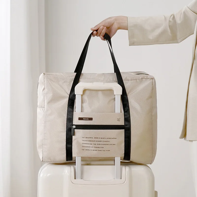 A foldable handbag that can be attached to the luggage handle, with a large capacity to hold travel essentials; it can also be folded into a compact storage bag in just a few simple steps, saving space at home when not in use. When traveling for work, it can be unfolded to store items, and folded up on the way back, combining 