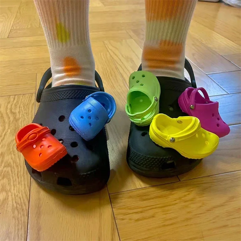 1pcs niedlichen Mini-Schuhe Charms PVC-Schuh dekoration Erwachsenen Kinder Sandalen Schuhe Charms