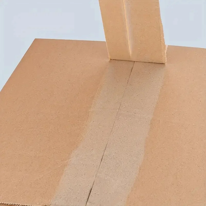 茶色の耐水性、強力な粘着テープ（箱の封緘、梱包、フレームの取り付け用）と、特殊な引き裂き可能な茶色のシールテープ