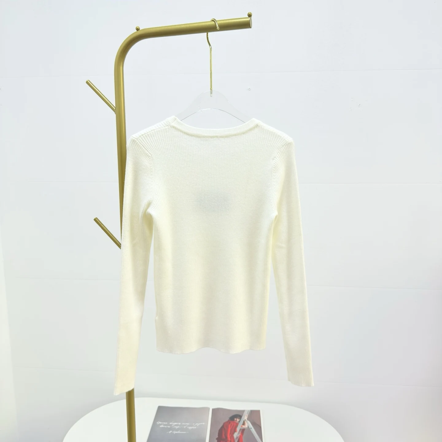 

Early Autumn New Women's Solid Color Round Neck Embroidery Knit Long-sleeved Top